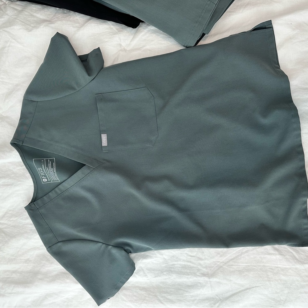 🌳 FIGS Catarina scrub top, Bonsai, sz small, like new! 🌳